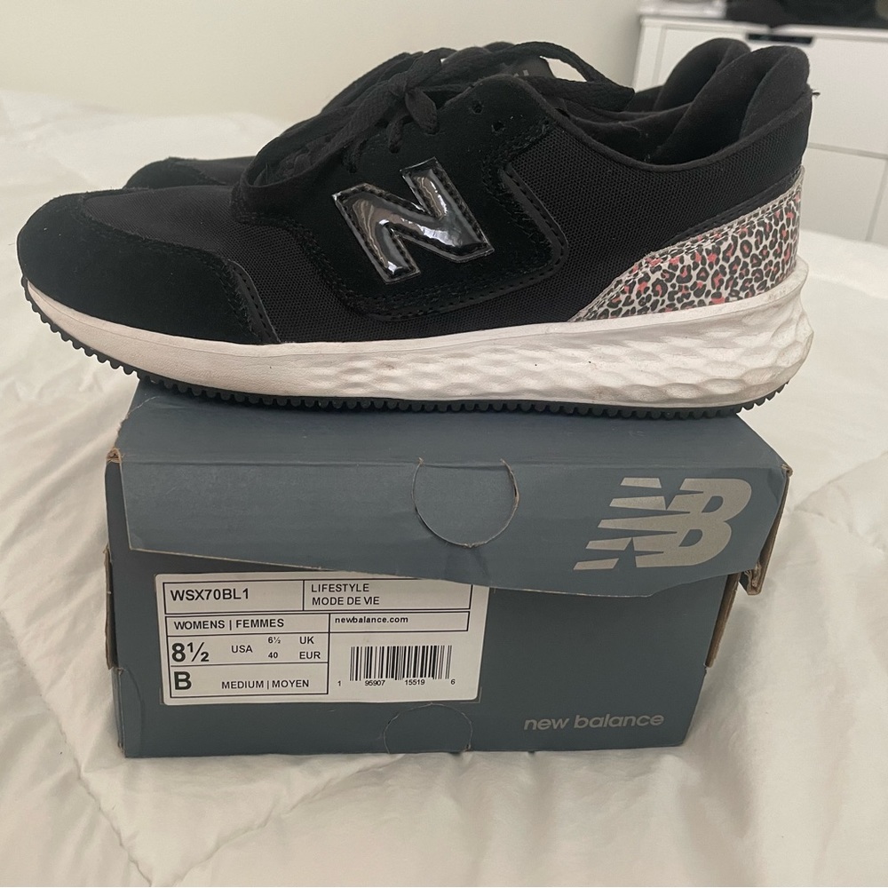 New Balance black sneaker in Excellent Condition! Size 8.5